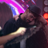 Amanda beija o pescoço de Antonio 'Cara de Sapato'