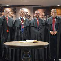 O conselheiro Antônio José Guimarães (ao centro) assumiu a presidência do TCMPA. Também foram empossados o vice-presidente Lúcio Vale, o ouvidor Sérgio Leão e o corregedor José Carlos Araújo.