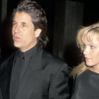 Jon Peters e Pamela Anderson na década de 80