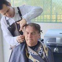 Bolsonaro cortou o cabelo com o pastor e cabeleireiro Deivid Wilson, que mora nos Estados Unidos