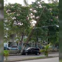 Um carro particular colidiu com um poste na avenida Perimetral, no bairro do Marco, neste domingo