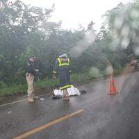 Imagens obtidas pela reportagem mostram a vítima jogada ao chão, coberta com um papelão. Por meio dos registros, é possível ver que o motociclista fazia uso do capacete.