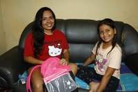 A dona de casa Mayara Kimberley e a filha dela, Alice Ribeiro, preparam o material escolas para a volta às aulas em Belém