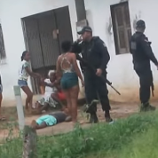Imagens compartilhadas nas redes sociais mostram uma das vítimas, vestida de bermuda verde e camisa azul, jogada na calçada de uma residência.
