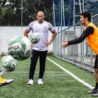 Ney Carioca (ao centro) desenvolveu um case de sucesso em Belém com treinos de futebol para jovens e adultos