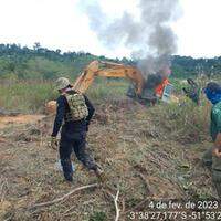 Uma escavadeira hidráulica e um motor estacionário utilizados em atividades criminosas contra o meio ambiente foram inutilizados