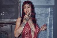 Rihanna aposta na versatilidade das laces em seus looks e ensaios de trabalho.