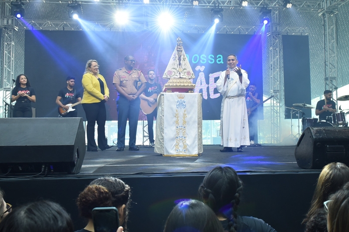 No palco do evento, Imagem Perebrina simbolizando Nossa Senhora é saudada pelos fiéis