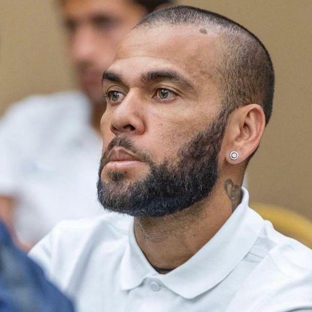 Daniel Alves reage na pris&atilde;o ap&oacute;s descobrir que continuar&aacute; preso; confira |  Futebol | O Liberal