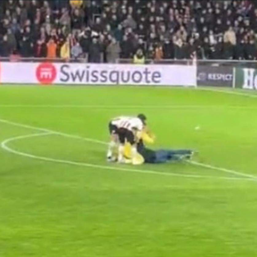 Vídeo: 'Calma Ferdinando': Touro invade campo, arrasta homem e assusta  jogadores