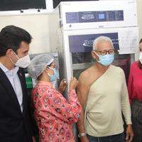 Governador participou do ato simbólico e acompanhou imunização de idosos