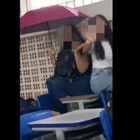 Os alunos ficaram em cima das carteiras para fugir dos alagamentos. Devido as infiltrações no teto da sala de aula, uma aluna precisou abrir o guarda chuva