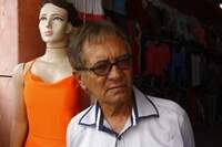 O comerciante Antônio Santos, 72 anos, contou à reportagem que as erosões na rua são constantes