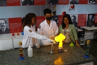 Professora Bianca, da Uepa, compartilha os saberes científicos junto aos alunos da Uepa.