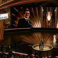 O ator americano-vietnamita Ke Huy Quan aceita o Oscar de Melhor Ator Coadjuvante por "Everything Everywhere All at Once" no palco durante o 95º Prêmio Anual da Academia no Dolby Theatre em Hollywood, Califórnia