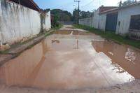 Poças de água e lama em rua de Mosqueiro