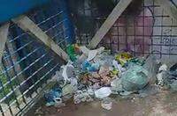 Foto: Lixo em passarela