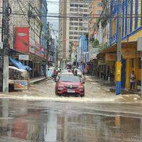 As ruas do centro comercial e histórico de Belém, sobretudo as mais próximas da água, tiveram movimento prejudicado devido à maré