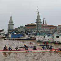 Grupo de canoeiros realizaram protesto para chamar atenção sobre a poluição dos rios.