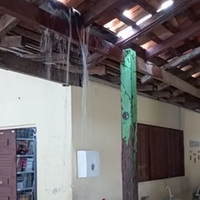 Por causa de buracos no teto, a água da chuva invadiu uma área da instituição