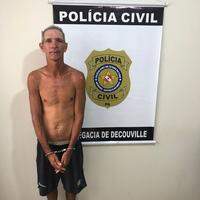 Roberto Alexandrino Soares foi autuado em flagrante pelo crime de lesão corporal contra ascendente, com pena prevista que vai de três meses a três anos, conforme o Código Penal Brasileiro.