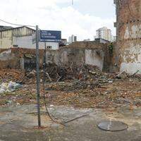 No lugar de um casarão histórico, ficou um "lixão" na Assis de Vasconcelos com a 28 de Setembro, no centro de Belém
