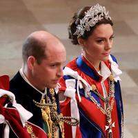 O príncipe de Gales, William, e a princesa Catherine, da Grã-Bretanha, chegam à cerimônia na Abadia de Westminster, no centro de Londres, neste sábado, 6 de maio de 2023, momentos antes das coroações do rei britânico Charles III e da rainha COnsorte, Camilla. Essa é a primeira coroação da Grã-Bretanha em 70 anos e apenas a segunda na história a ser televisionada. Charles será o 40º monarca reinante a ser coroado na igreja central de Londres desde o rei Guilherme I em 1066. Fora do Reino Unido, ele também é rei de 14 outros países da Commonwealth, incluindo Austrália, Canadá e Nova Zelândia. Camilla, sua segunda esposa, será coroada rainha ao lado dele e será conhecida como Rainha Camilla após a cerimônia.