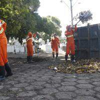 Trabalhadores fazem a limpeza no cemitério Santa Izabel, no bairro do Guamá, em Belém