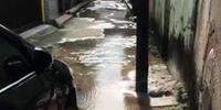 Passagem Lobato alagada devido vazamento de água