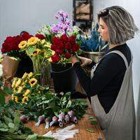 Lojista e florista, Monique Flores diz que a montagem dos buquês começa assim que os produtos chegam.