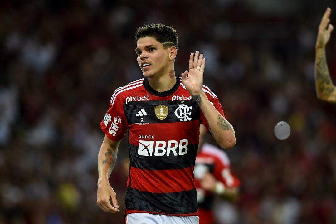 Flamengo anuncia a contratação de Ayrton Lucas