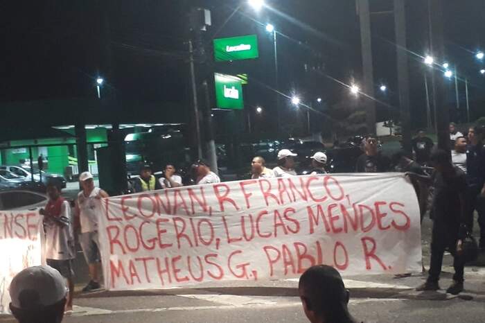 Protesto de torcedores do Remo no aeroporto