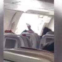 Homem abre porta de avião durante voo / Foto: Reprodução