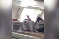 Homem abre porta de avião durante voo / Foto: Reprodução