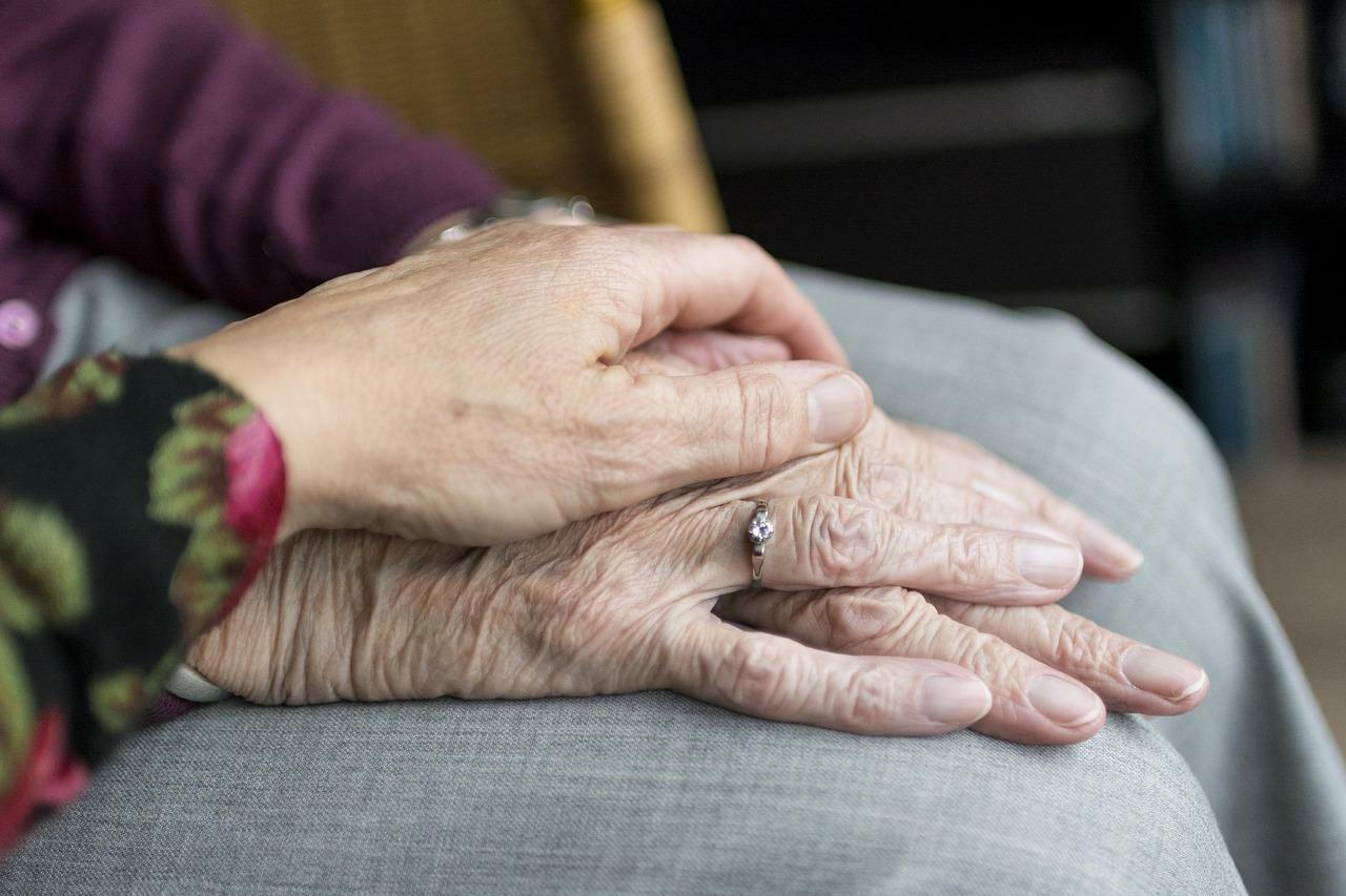 Mulher recebe sal&aacute;rio para ser 'filha em tempo integral' e deixa emprego  onde estava h&aacute; 15 anos | Mundo | O Liberal