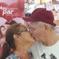 O casal de aposentados Vanessa e Luiz mostra que o namoro não tem idade.