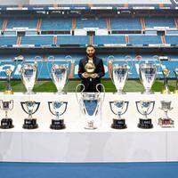 Na despedida, Benzema posou com todos os troféus que ajudou o clube a conquistar