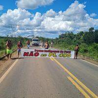 Cerca de 40 indígenas interditaram dois pontos da rodovia BR-222 contra o Marco Temporal das Terras Indígenas
