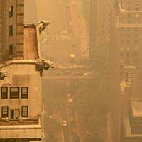 Névoa esfumaçada de incêndios florestais no Canadá cobre Manhattan em 7 de junho de 2023 na cidade de Nova York. Nova York liderou a lista das principais cidades mais poluídas do mundo na noite de terça-feira, enquanto a fumaça dos incêndios continua a cobrir a Costa Leste.
