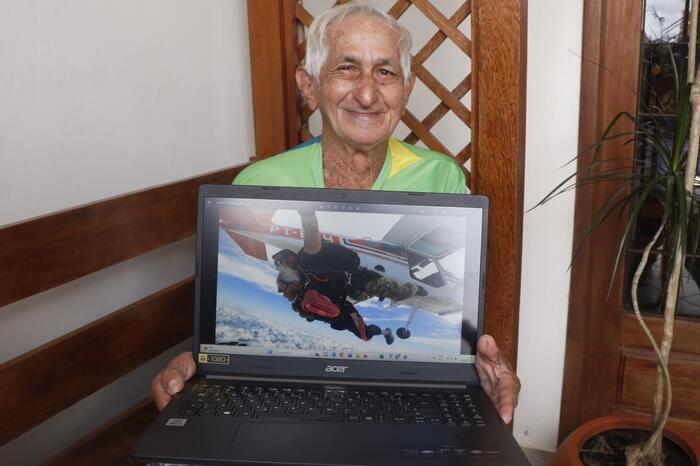 Cláudio Begot conta como foi a preparação para o salto de paraquedas