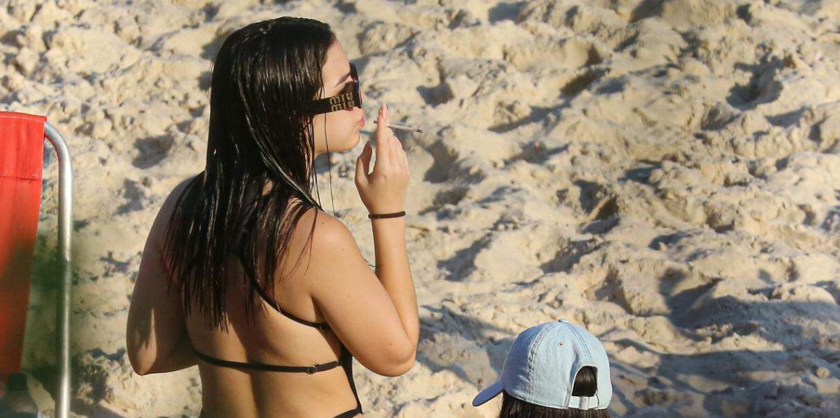 Mel Maia é flagrada fumando 'cigarrinho suspeito' em praia; veja foto