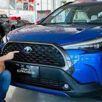 Gerente de Vendas, Maicon Luiz aponta o símbolo em azul, marca registrada dos veículos híbridos da Toyota