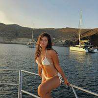 Maisa Silva exibe curvas em barco na Grécia.