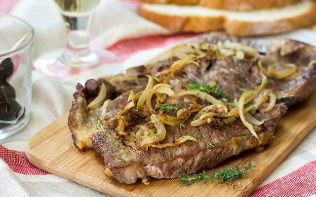 Bife de fígado acebolado - com truques para ficar macio!