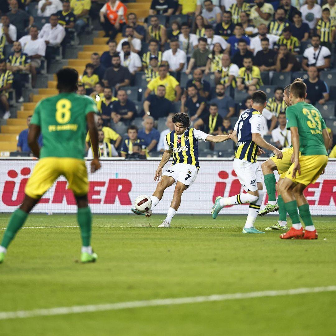 Fenerbahçe reforça a defesa e anuncia a contratação de ex-zagueiro do Manchester City