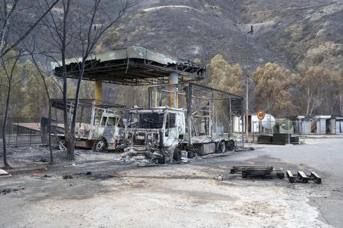 Posto de Gasolina que a estátua fica foi completamente destruído pelas chamas.