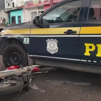 A motocicleta do policial ficou presa debaixo do veículo oficial.