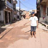 De acordo com o morador e comerciante Paulo Mendeiros, a via fica imprópria para passagem de pedestres e veículos em períodos de chuva