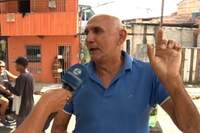O gesseiro Manoel Moreira: moradores reclamam da constante fumaça oriunda da queima de lixo e entulhos