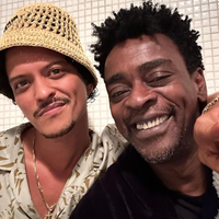 Seu Jorge registrou encontro com o cantor Bruno Mars após show no 'The Town'